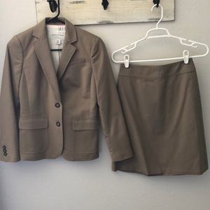 Skirt suit